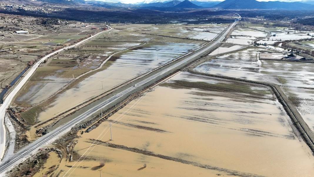 Konya'da baraj suyu Beyşehir Gölü'ne ulaşmadan taşkına yol açtı! İşte o görüntüler 1
